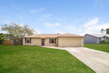 631 Blackstone Ave Deltona, FL 32725